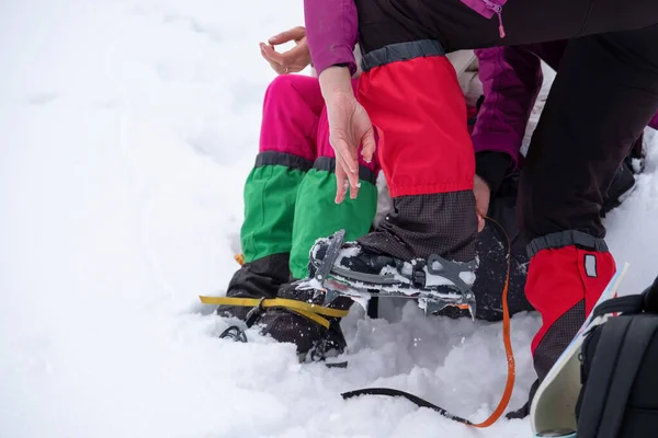 Bergwanderausrüstung Die Ein Wanderer Anzieht Wintersaison Der Weg Mit Schnee — Stockfoto