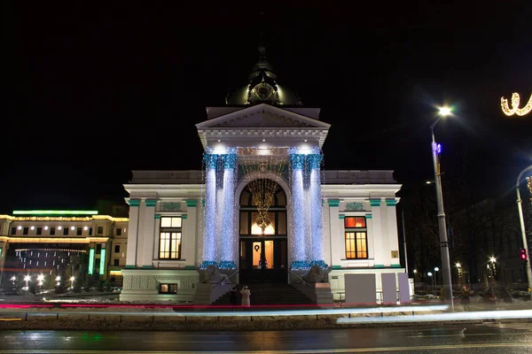 基希讷乌中心建筑物之一上的节日休眠灯 寒假季节 当地剧场的照片 — 图库照片