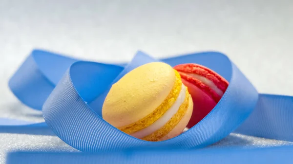 Composition Macarons Multicolores Ruban Bleu Fond Argenté Brillant — Photo
