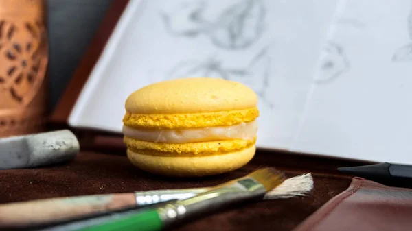 Composición Amarilla Macaron Cepillos Dibujo Cerca Ella — Foto de Stock