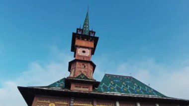 SAPANTA, ROMANIA - HAZİRAN, 2022 Kışın Merry Mezarlığı 'ndaki çoklu mezar taşı ve kilise manzarası