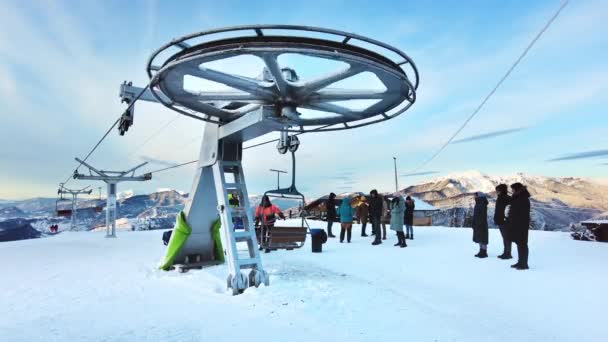 Sighetu Marmatiei ローマ 2022 冬にカルパティアのスキーリゾートのビュー ケーブルカールート 周りの森 雪の終わり — ストック動画