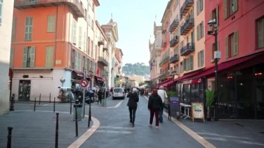 Güzel, FRANCE - Mart, 2022: şehrin sokak manzarası. Yürüyen insanlarla ve eski geleneksel binalarla dolu.