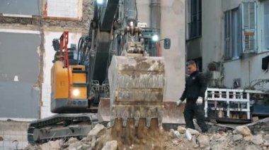 Güzel, FRANCE - Mart, 2022: şehrin sokak manzarası. İnşaat işlerinde çalışanlar