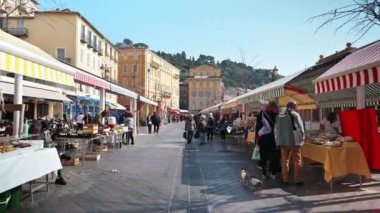 Güzel, FRANCE - Mart, 2022: şehrin sokak manzarası. Yürüyen insanlarla ve küçük mağazalarla doludur.