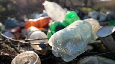 Bir sürü dağınık plastik şişeyle nehir kıyısında.