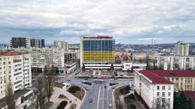CHISINAU, MOLDOVA - Mart 2022 Ukrayna bayrağında National Hotel. Üzerinde savaş yazıları yok.