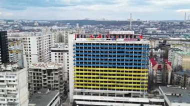 CHISINAU, MOLDOVA - Mart 2022 Ukrayna bayrağında National Hotel. Üzerinde savaş yazıları yok.