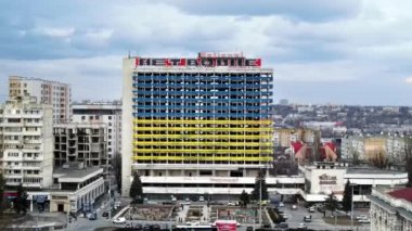 CHISINAU, MOLDOVA - Mart 2022 Ukrayna bayrağında National Hotel. Üzerinde savaş yazıları yok.