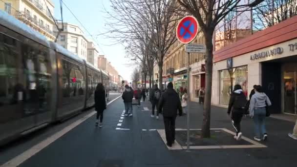 Nice France March 2022 Streetscape City 人と古い伝統的な建物を歩くと — ストック動画