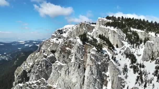 来自罗马尼亚喀尔巴阡山脉的空中无人机图像 部分被雪地覆盖的落基山峰和山谷 — 图库视频影像