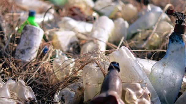 Zem Spoustou Roztroušených Plastových Lahví — Stock video