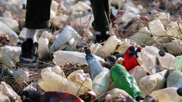 Ember Gyűjtése Szétszórt Műanyag Palackok Földről Természetben — Stock videók