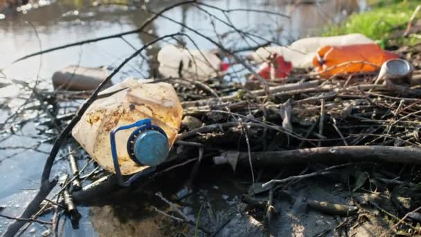 Costa Del Río Con Una Gran Cantidad Botellas Plástico Dispersas — Vídeos de Stock