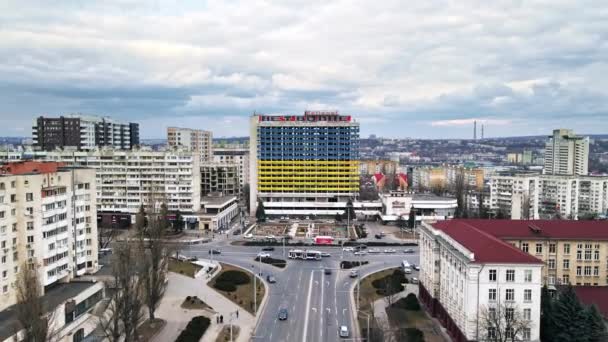 Chisinau Moldova Μάρτιος 2022 Εθνικό Ξενοδοχείο Ζωγραφισμένο Στην Ουκρανία Σημαία — Αρχείο Βίντεο