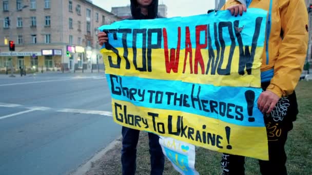 Chisinau Moldova Marzo 2022 Personas Con Afiches Contra Guerra Protestan — Vídeo de stock