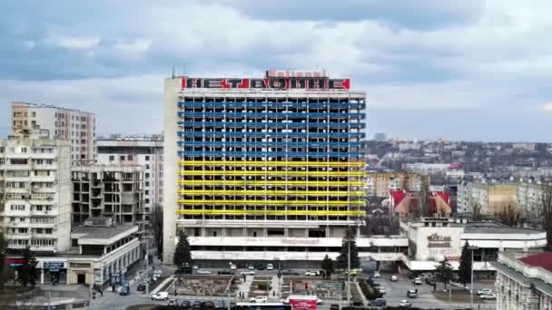 Chisinau Moldova 2022年3月 ウクライナの国旗に描かれたナショナルホテル 上に書かれた戦争はない — ストック動画