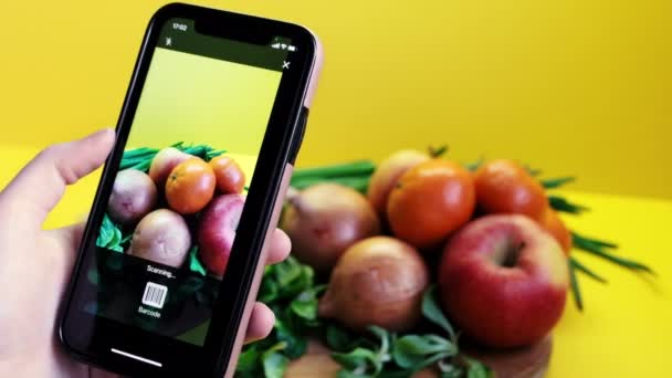 Chisinau Moldova Marzo 2022 Mujer Escaneando Frutas Usando Teléfono Una — Vídeos de Stock