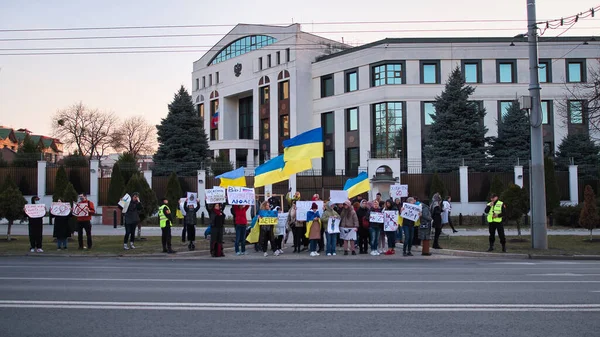 Chisinau Moldova Marzo 2022 Persone Protestano Davanti All Ambasciata Russa — Foto Stock