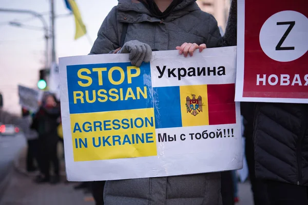 Chisinau Moldova Marzo 2022 Persone Protestano Davanti All Ambasciata Russa — Foto Stock