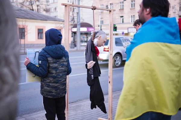 Chisinau Moldova 2022 러시아 대사관 앞에서 우크라이나에 공격에 항의하는 사람들 — 스톡 사진