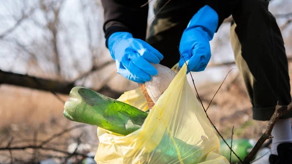 Hombre Guantes Recogiendo Botellas Plástico Dispersas Del Suelo Naturaleza —  Fotos de Stock