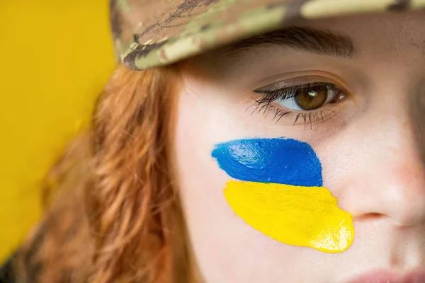 Рыжая Женщина Трагическим Взглядом Военной Шляпой Национальными Флагами Украины Щеках — стоковое фото