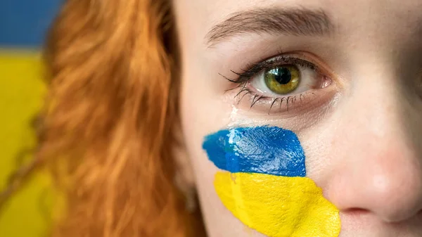 Плачущая Рыжая Женщина Национальным Флагом Украины Щеке Заднем Плане — стоковое фото