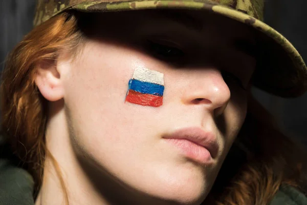 Рыжая Женщина Военной Шляпе Национальными Флагами России Щеках — стоковое фото