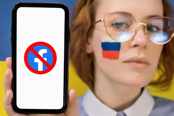 Chisinau Moldova Február 2022 Vörös Hajú Szemüvegben Telefonnal Kezében Letiltott — Stock Fotó