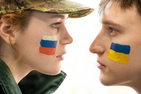 Рыжая Женщина Мужчина Смотрят Друг Друга Национальные Флаги Украины России — стоковое фото