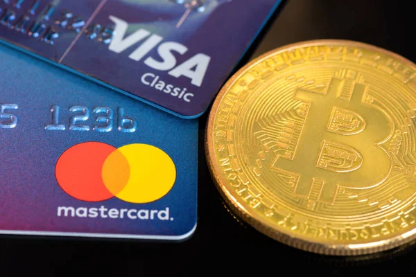 Chisinau Moldova Marzo 2022 Física Bitcoin Moneda Oro Mastercard Visa — Foto de Stock