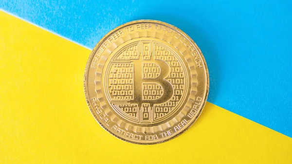 Bitcoin Física Moneda Oro Fondo Azul Amarillo — Foto de Stock