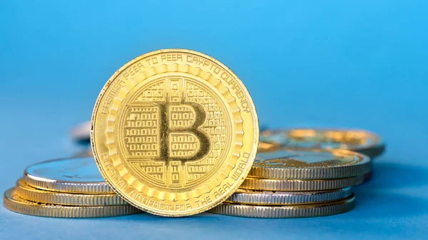 Físico Bitcoin Monedas Oro Fondo Azul — Foto de Stock