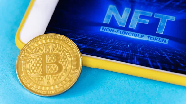 Bitcoin Física Moneda Oro Teléfono Inteligente Con Nft Ella Fondo — Foto de Stock