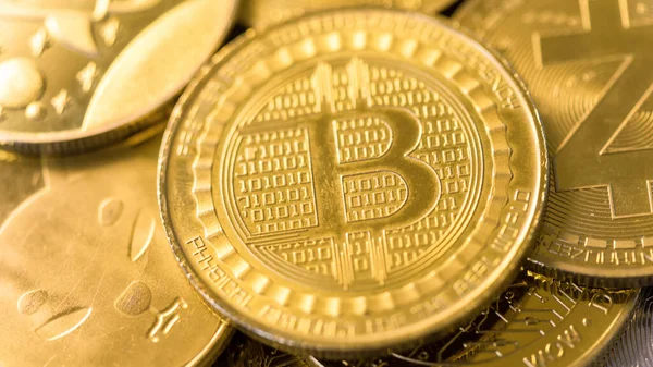 Una Gran Cantidad Criptomonedas Físicas Monedas Oro Bitcoin Parte Superior — Foto de Stock