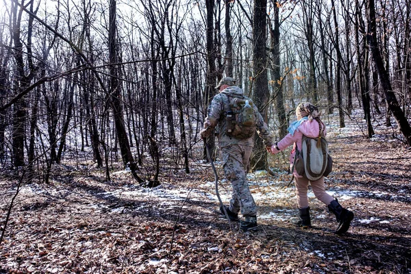Pai Sua Filha Caminhando Floresta Inverno Vestido Com Camunflagem Roupas — Fotografia de Stock
