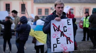CHISINAU, MOLDOVA - 24 Mart 2022 Ukrayna 'daki savaş saldırılarına karşı Rus Büyükelçiliği önünde protesto gösterileri