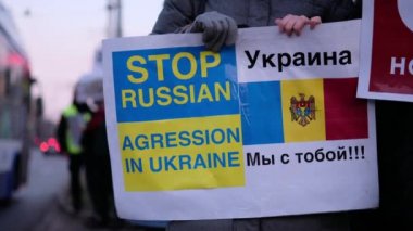 CHISINAU, MOLDOVA - 24 Mart 2022 Ukrayna 'daki savaş saldırılarına karşı Rus Büyükelçiliği önünde protesto gösterileri