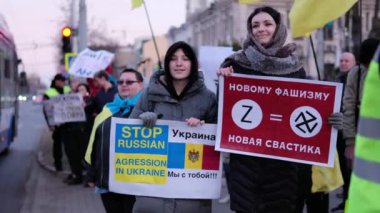CHISINAU, MOLDOVA - 24 Mart 2022 Ukrayna 'daki savaş saldırılarına karşı Rus Büyükelçiliği önünde protesto gösterileri