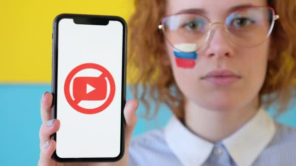Chisinau Moldova Marzo 2022 Mujer Pelirroja Con Gafas Sosteniendo Teléfono — Vídeos de Stock