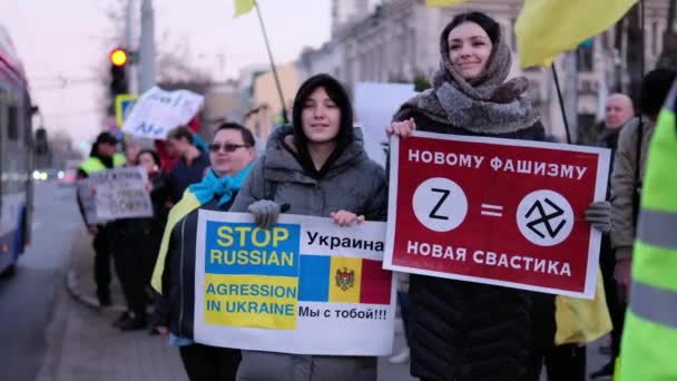 Chisinau Moldova March 2022 Люди Протестують Перед Російським Посольством Проти — стокове відео