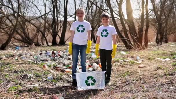 Ragazzo Ragazza Guanti Gomma Contenitore Alla Raccolta Dei Rifiuti Plastica — Video Stock