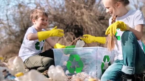 Niño Niña Recogiendo Basura Plástica Contenedor Claro Contaminado Reciclando Letreros — Vídeos de Stock