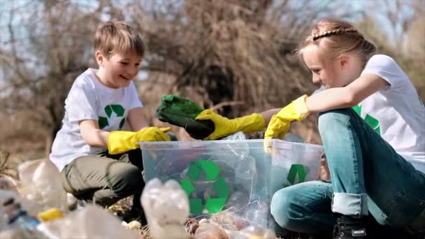 Pojke Och Flicka Samla Plast Skräp Behållare Förorenad Clearing Återvinning — Stockvideo