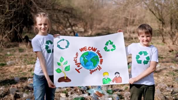 Chłopiec Dziewczyna Trzymający Plakat Obronie Ekologii Zbiórce Plastikowych Śmieci Zanieczyszczonej — Wideo stockowe