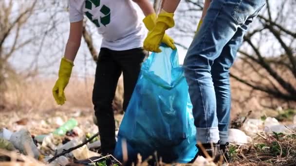 Хлопчик Дівчинка Збирають Пластикові Сміття Сумці Забрудненому Клірингу Знаки Переробки — стокове відео