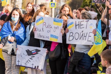 CHISINAU, MOLDOVA - Nisan 2022: Rusya 'nın Ukrayna' nın şehir merkezindeki işgaline karşı protestolar