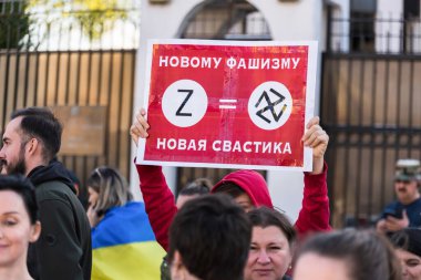 CHISINAU, MOLDOVA - Nisan 2022: Rusya 'nın Ukrayna' nın şehir merkezindeki işgaline karşı protestolar