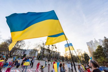 CHISINAU, MOLDOVA - Nisan 2022: Rusya 'nın Ukrayna' nın merkezdeki işgaline karşı protestolar. Ukrayna bayrakları ve posterleri olan bir sürü insan ve çocuk.